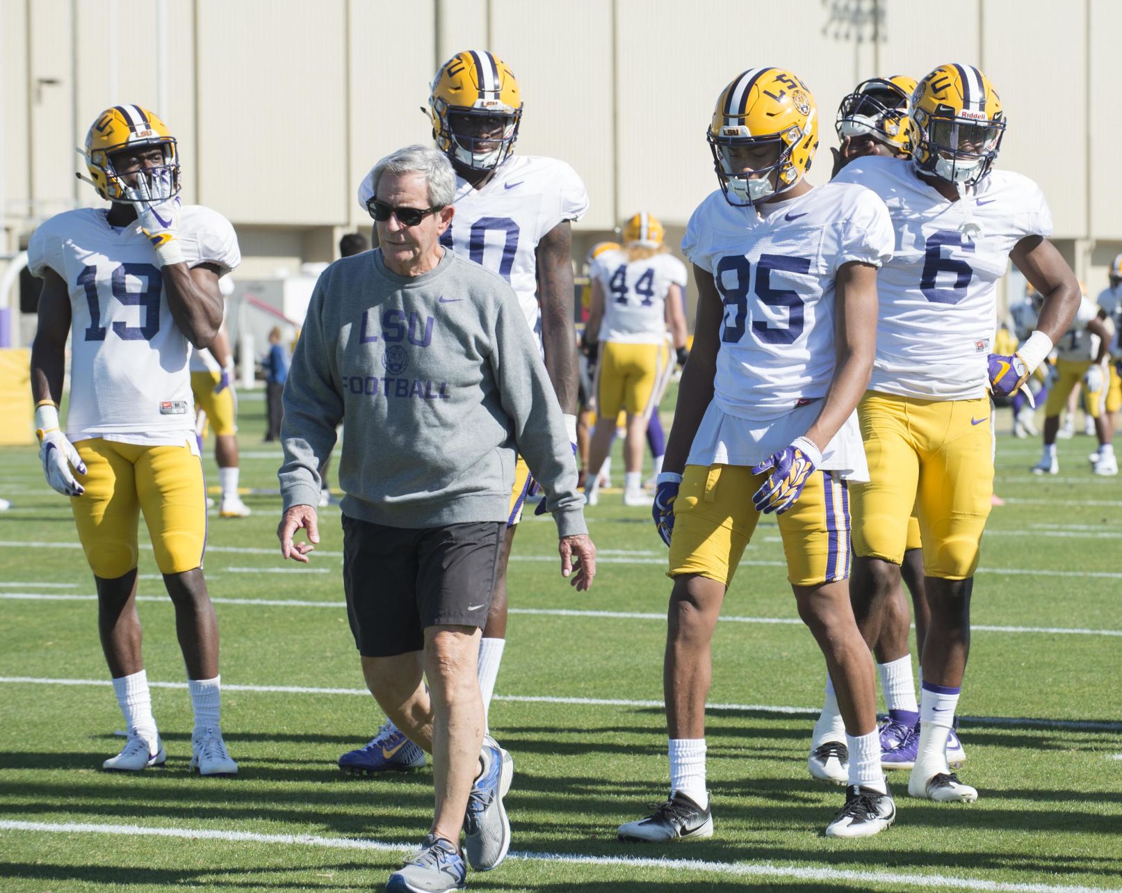 lsufootball129.041818